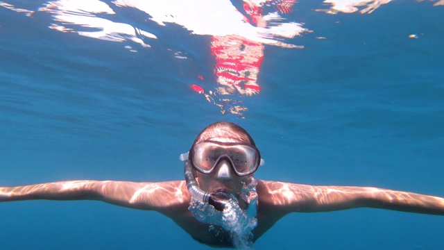 水下的观点，一个浮潜的人潜水在热带海水视频素材