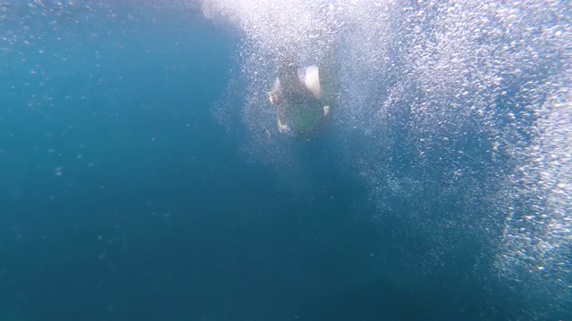 水下的性感女孩在比基尼潜水在热带海水视频素材