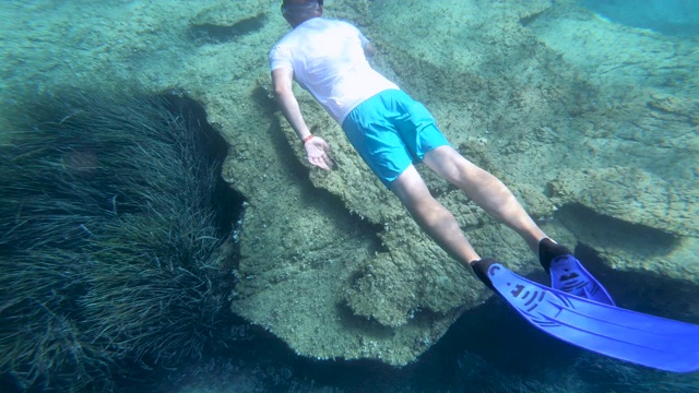 戴面罩的浮潜者在水下探索热带海洋视频素材