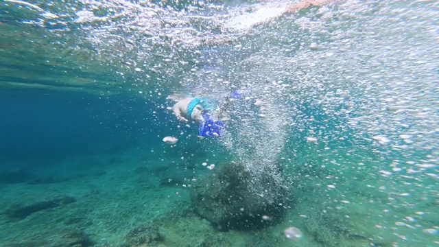 戴面罩的浮潜者在水下探索热带海洋视频素材