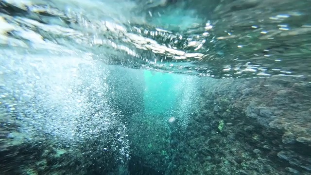 水下的观点，女孩在比基尼潜水在水晶清澈的海水视频素材