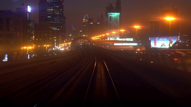 夜间乘坐迪拜地铁视频素材