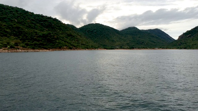 马拉维湖的水景与绿色的山在背景视频素材