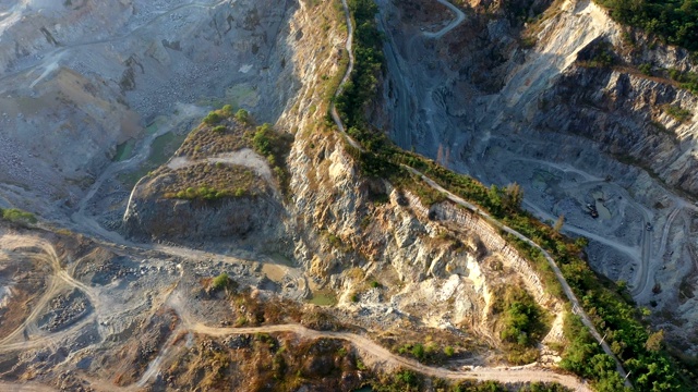 大煤矿的鸟瞰图，爆炸的山为采矿和建筑工业。视频素材