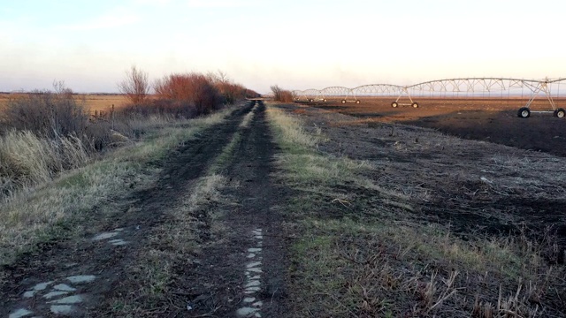 田野间肮脏的道路——无人机的枪声向前推进视频素材