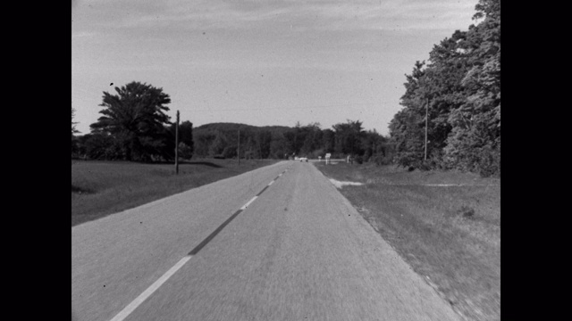 1961年关于汽车在乡村道路上行驶的观点视频素材