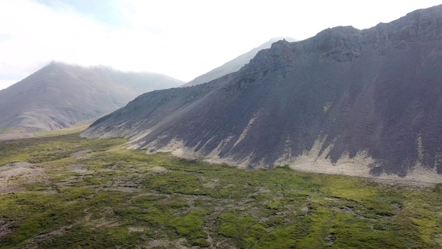 空中升起的火山和绿色平原视频素材