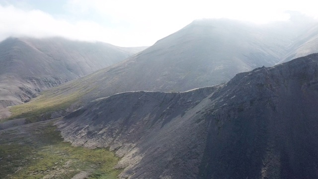 用镜头光晕对火山山脊线的空中跟踪视频素材