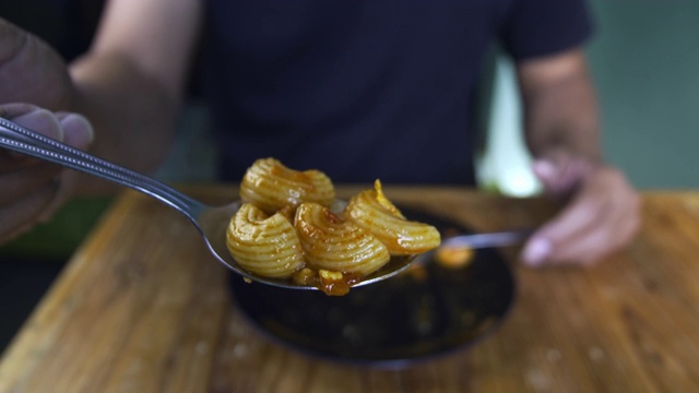 (意大利食物)加番茄酱的意大利面视频素材