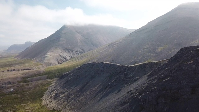 空中向前飞向火山山脊线视频素材