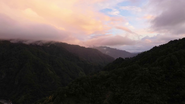 日落时，山顶上覆盖着蓬松的云彩。菲律宾吕宋岛的科迪勒拉山脉鸟瞰图视频素材