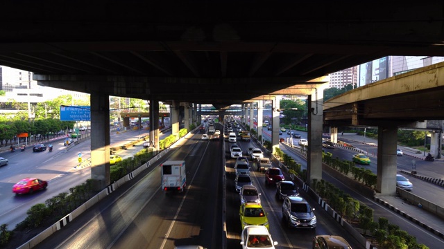 在亚洲首都曼谷的道路交通高峰期，车辆很多。视频素材