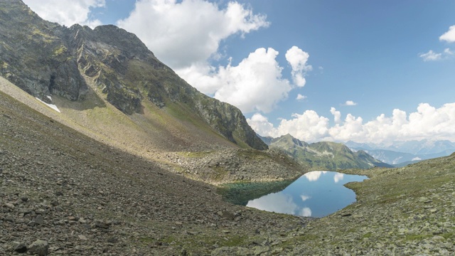 夏季在斯瓦兹穆斯高山湖泊的云景，Gossenköllesee, Kühtai，蒂罗尔，奥地利视频素材