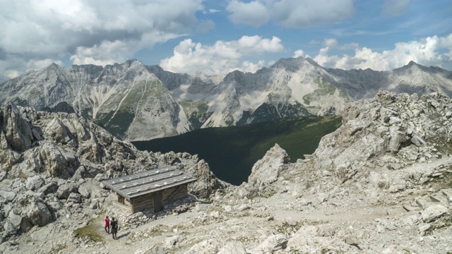 奥地利因斯布鲁克karwendell山的Hafelekarspitze-Seegrube在夏季阿尔卑斯山上的云景上的山小屋视频素材