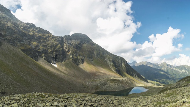 TL:奥地利蒂罗尔的斯瓦兹穆斯高山湖泊的云景，Gossenköllesee, Kühtai视频素材