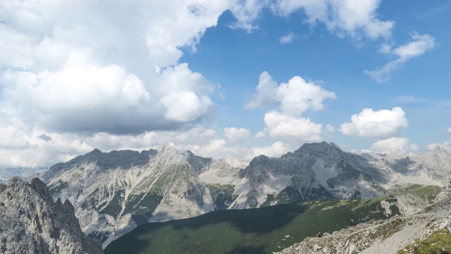 奥地利因斯布鲁克Karwendel山的Hafelekarspitze-Seegrube夏季在阿尔卑斯山上的云运动视频素材