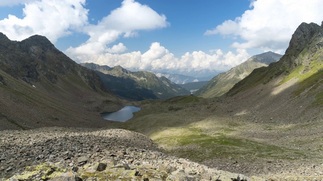 斯瓦兹穆斯高山湖泊的自然景观，Gossenköllesee, Kühtai，蒂罗尔，奥地利视频素材