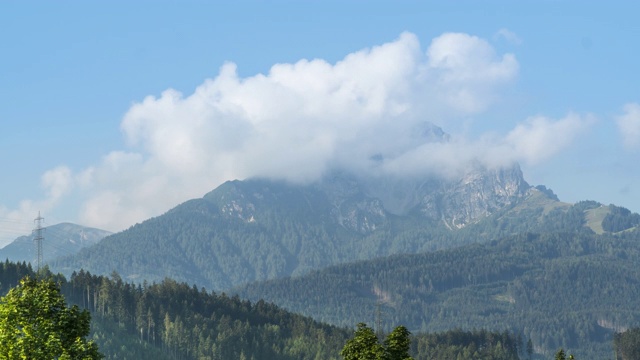 奥地利因斯布鲁克附近一座山峰上的云景视频素材