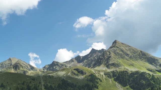 低角度TL:在夏季Kühtai山的一个山峰上的云景，蒂罗尔，奥地利视频素材