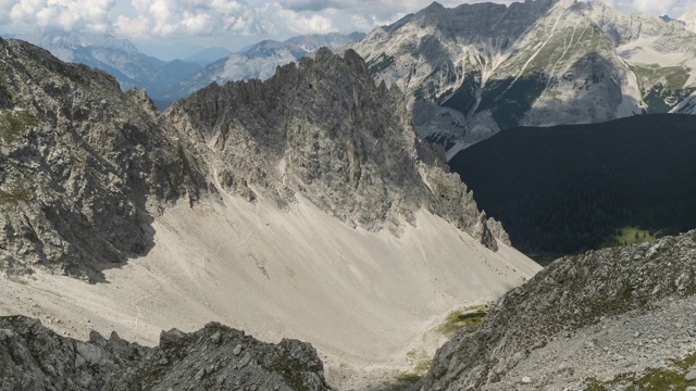 在奥地利因斯布鲁克karwendell山的Hafelekarspitze-Seegrube，在夏季早晨的阿尔卑斯山顶上的云景视频素材