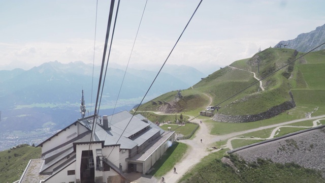 在奥地利因斯布鲁克的卡文德尔山，乘坐缆车观赏奥地利的阿尔卑斯山视频素材