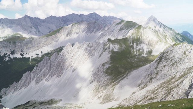 全景图:奥地利阿尔卑斯山夏季的云景图，奥地利因斯布鲁克karwendell山的Hafelekarspitze-Seegrube视频素材