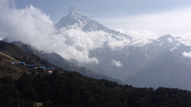 尼泊尔,安纳普尔纳峰。四旬斋雪山徒步。Areial镜头视频素材