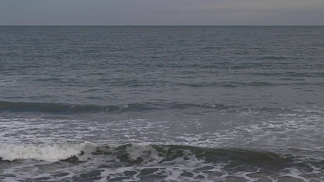 海浪在水面上，海边白天在阴天。视频素材