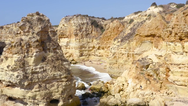 Praia Marinha在葡萄牙鸟瞰图视频素材