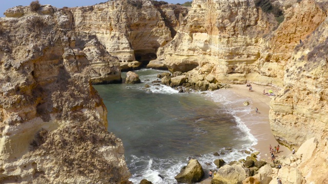 Praia Marinha在葡萄牙鸟瞰图视频素材