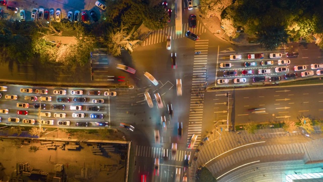 夜光青岛市中心交通十字路口空中延时全景4k中国视频素材