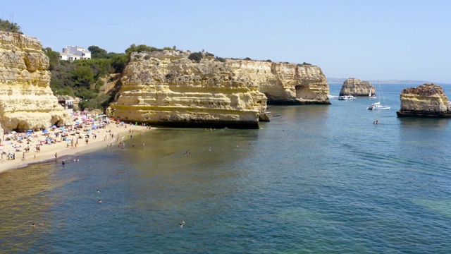 Praia Marinha在葡萄牙鸟瞰图视频素材