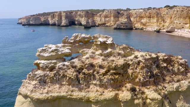 Praia Marinha在葡萄牙鸟瞰图视频素材