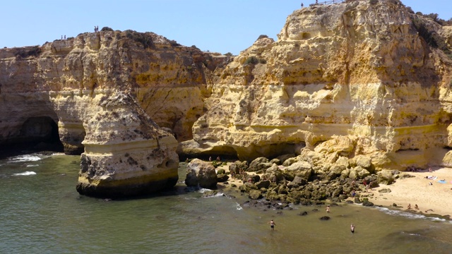 Praia Marinha在葡萄牙鸟瞰图视频素材