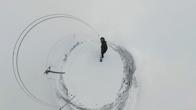 冬季假期，滑雪场滑雪板上的男子视频素材