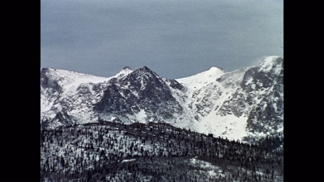 平移拍摄的雪山对天空，派克峰，科罗拉多州，美国视频素材