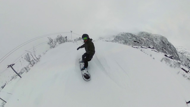 冬季假期，滑雪场滑雪板上的男子视频素材