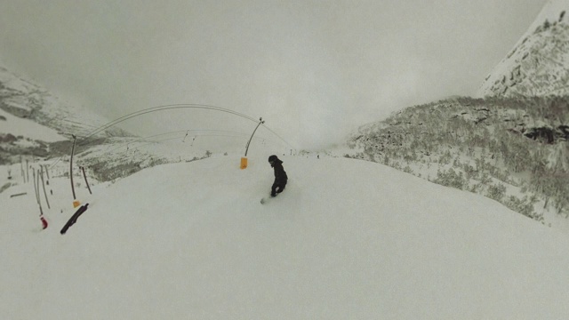 冬季假期，滑雪场滑雪板上的男子视频素材