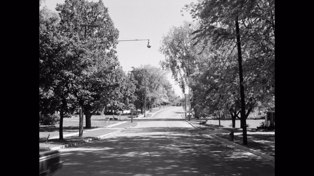 1960年-对汽车在道路上行驶的看法视频素材