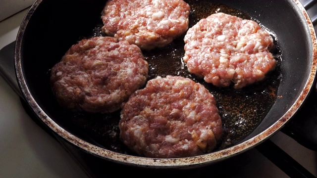 烹饪的汉堡。平底锅上烤的牛肉或猪排。视频素材