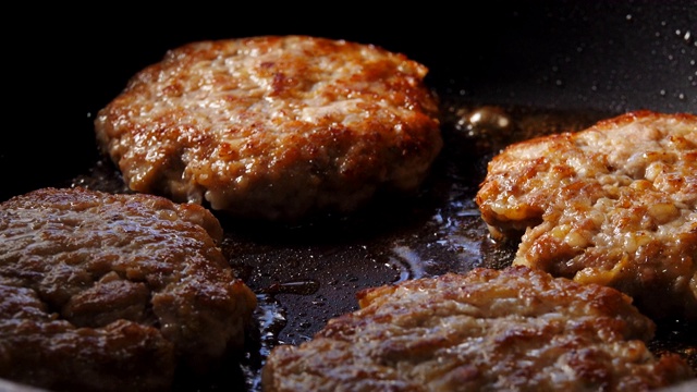 烹饪的汉堡。平底锅上烤的牛肉或猪排。视频素材