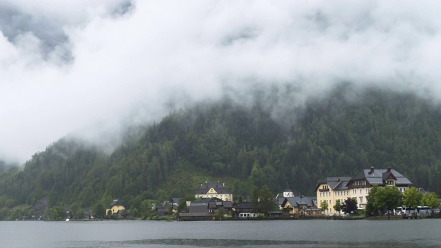 著名的哈尔斯塔特山村在夏天雨天的风景视频素材