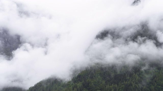 低角度视角:山覆盖云周围的雾在下雨的日子在夏季哈尔斯塔特视频素材