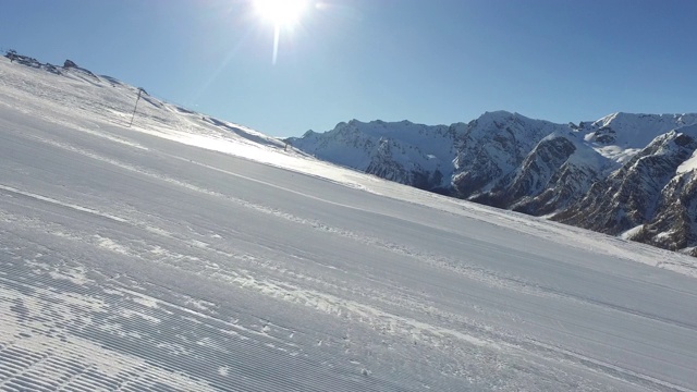 从山上骑下来的高山滑雪者视频素材