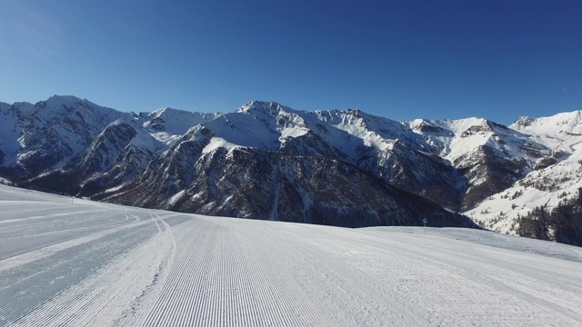 从山上骑下来的高山滑雪者视频素材