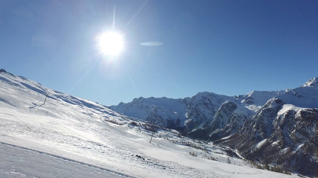 从山上骑下来的高山滑雪者视频素材