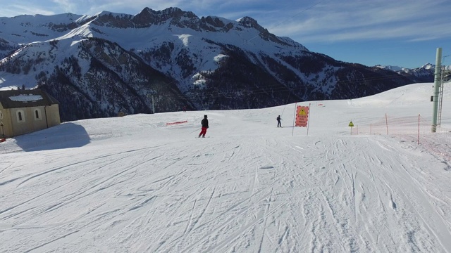 从山上骑下来的高山滑雪者视频素材