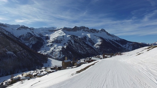 POV高山滑雪者谁从山上骑，滑雪胜地在冬天在法国阿尔卑斯山视频素材