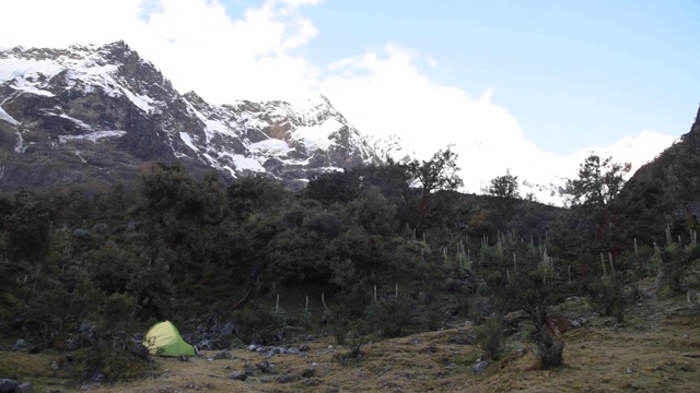 位于秘鲁安第斯山脉国家公园的圣克鲁兹徒步旅行Huascarán视频素材