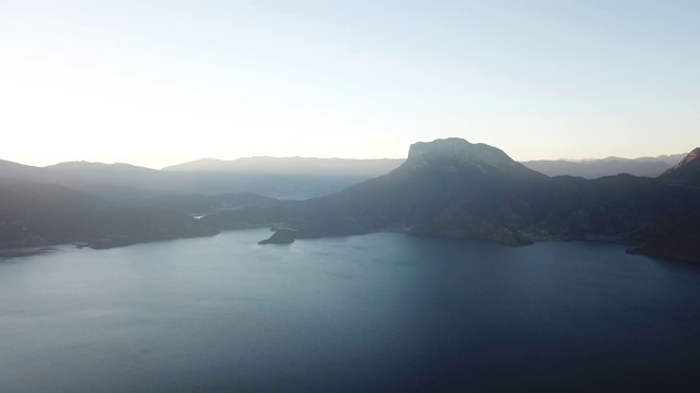 高空鸟瞰中国泸沽湖日出全景视频素材